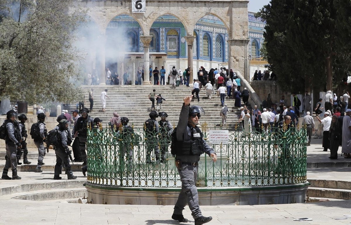 Cảnh sát Israel gác tại khu đền thờ Hồi giáo Al-Aqsa mà người Israel gọi là Núi Đền (Temple Mount) ở thánh địa Jerusalem ngày 2/6. (Ảnh: AFP/TTXVN)