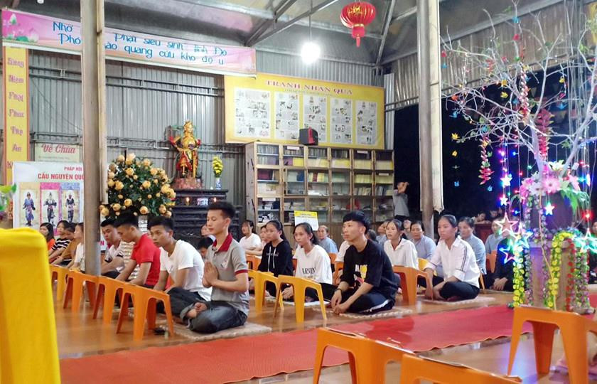 Các học sinh lắng nghe tư vấn mùa thi  tại chùa Hà