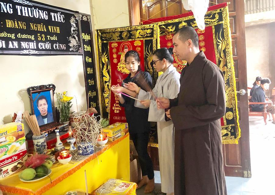Đại đức Thích Quảng Bảo - trụ trì chùa Phổ Môn thắp hương chia buồn cùng gia đình