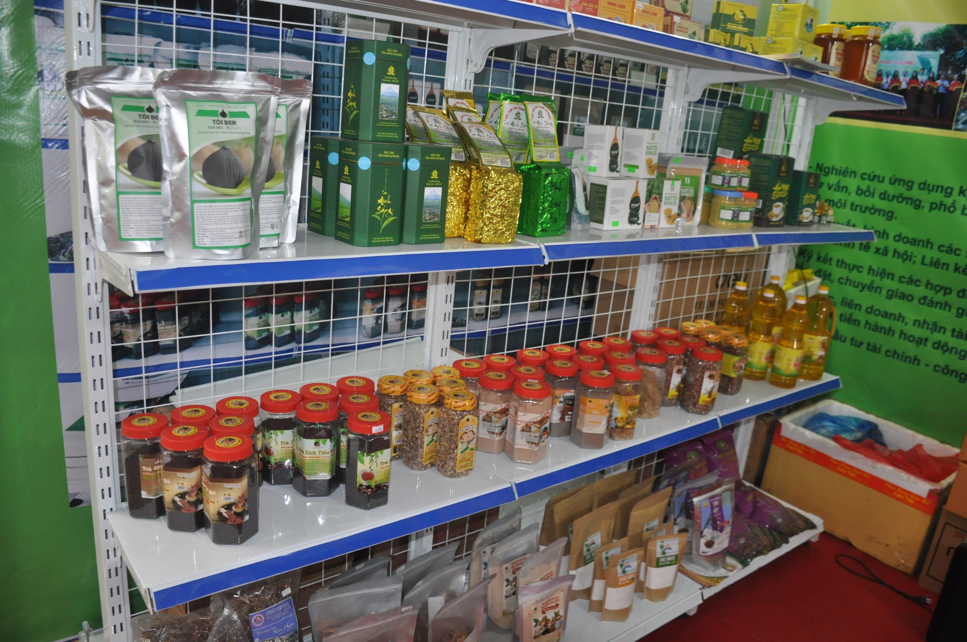 Theo thống kê, 90% hàng Việt có mặt tại các hệ thống siêu thị trên địa bàn thành phố Vinh. Ảnh: Việt Phương