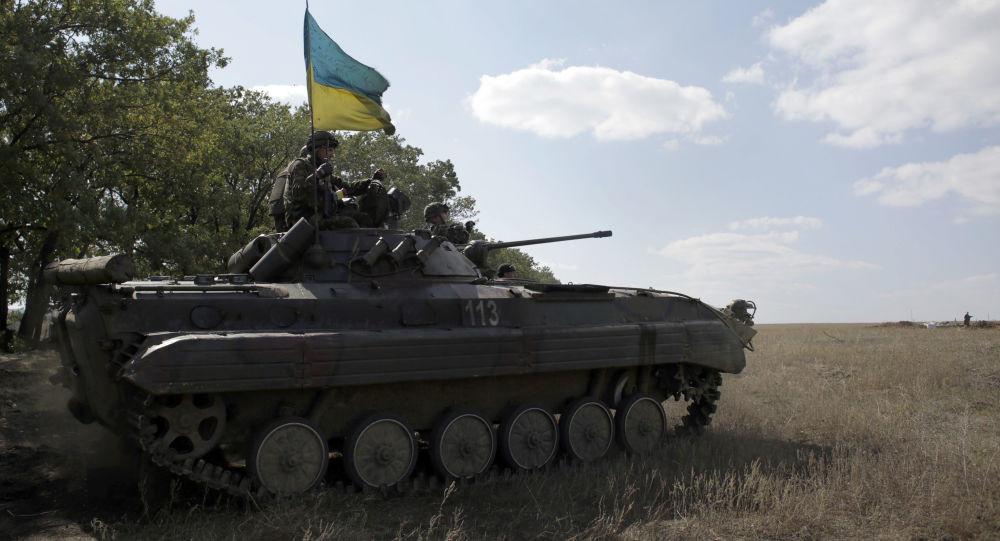 Lính Ukraina trên xe thiếp giáp ở khu vực gần Lugansk. Ảnh: AFP