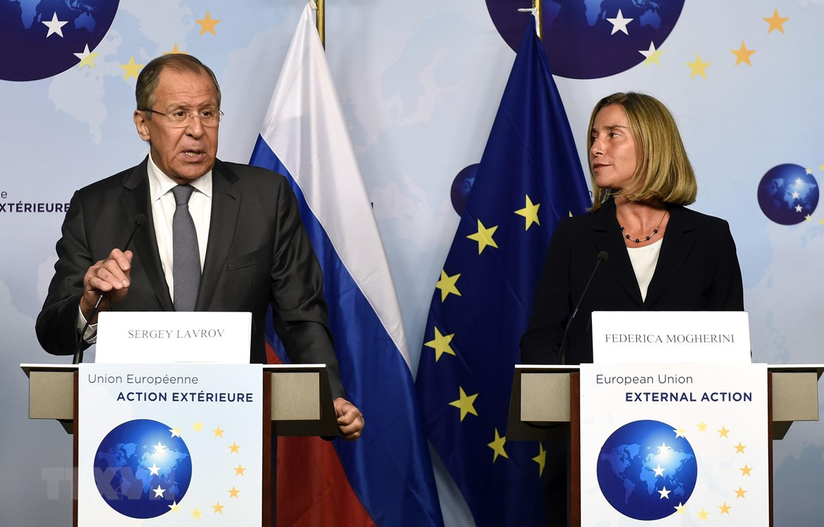 Ngoại trưởng Nga Sergei Lavrov (trái) trong cuộc báo chung với Cao ủy Liên minh châu Âu (EU) phụ trách chính sách an ninh và đối ngoại Federica Mogherini (phải) tại Brussels, Bỉ ngày 11/7/2017. (Ảnh: AFP/ TTXVN)
