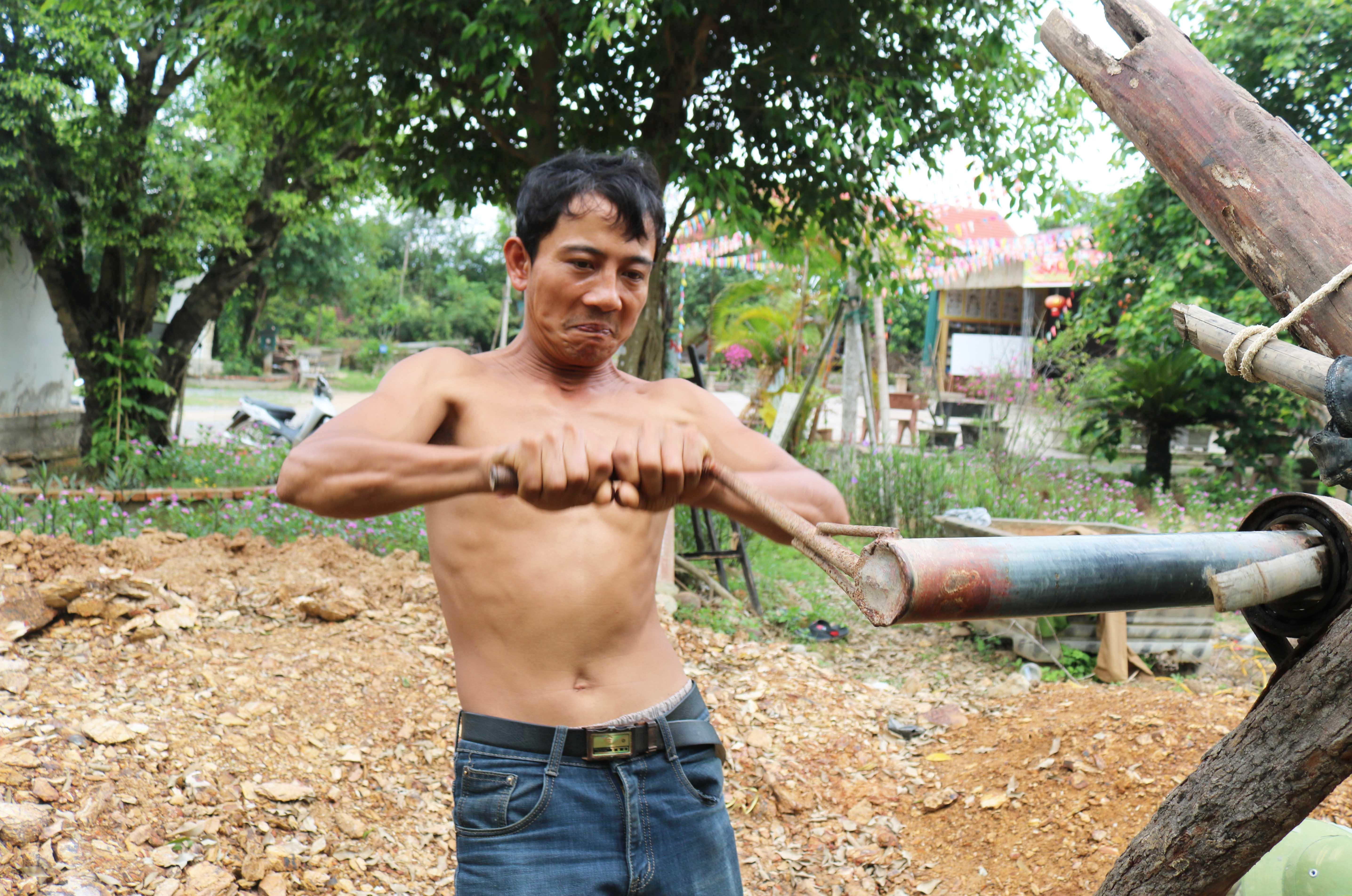 Hai người ở trên miệng giếng vừa làm việc, vừa phải chú ý theo dõi người thợ chính hoạt động dưới đáy giếng, để phối hợp nhịp nhàng, khởi động ròng rọc kéo đất, trả xô chậu và xử lý kịp thời các sự cố.