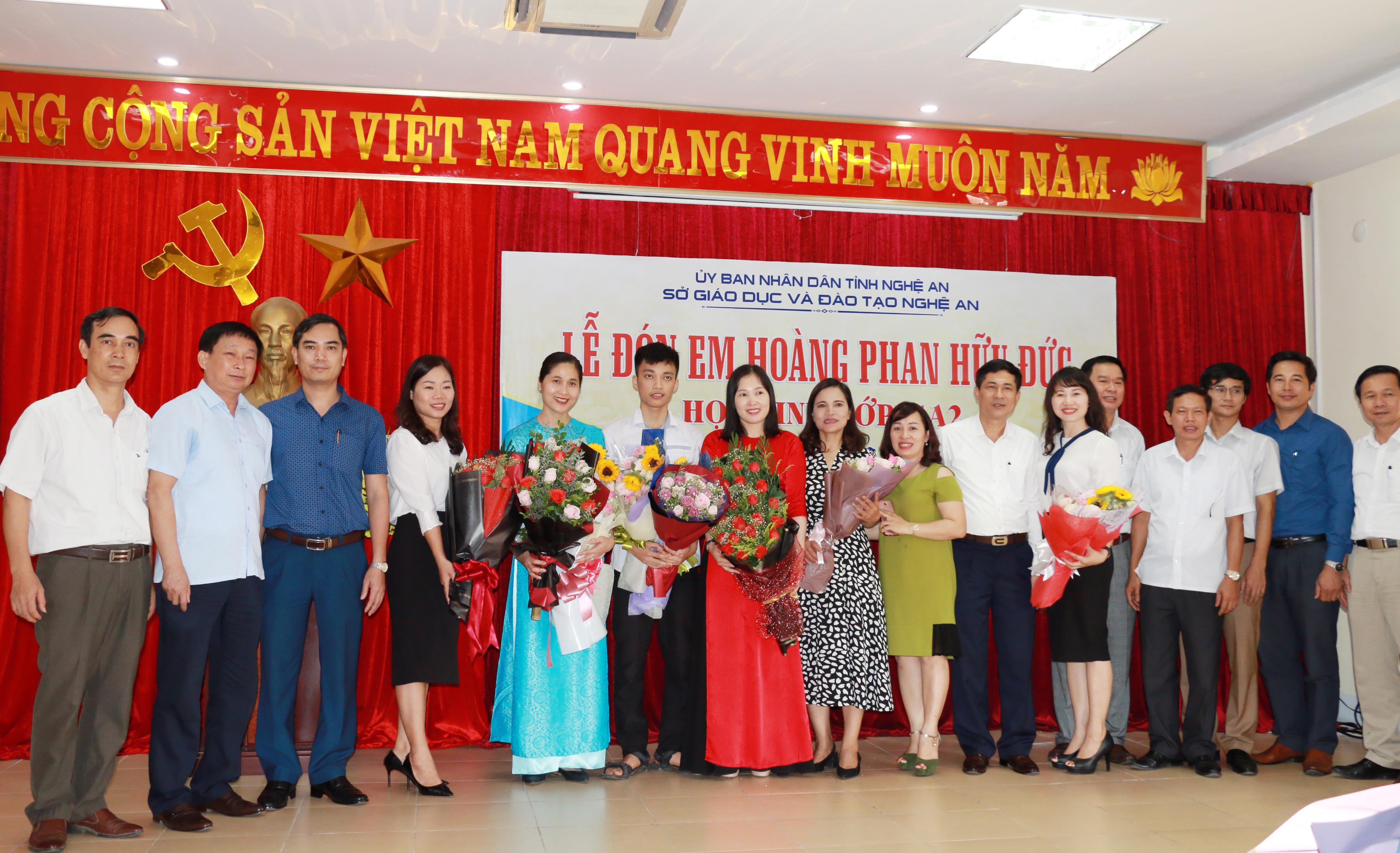 Lãnh đạo Sở Giáo dục và Đào tạo và Trường THPT chuyên Phan Bội Châu tặng hoa chúc mừng em Hoàng Phan Hữu Đức và các giáo viên trong tổ bồi dưỡng. Ảnh:  Mỹ Hà