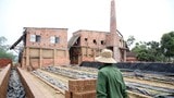 Bất chấp lệnh cấm, lò gạch thủ công vẫn vô tư đỏ lửa 
