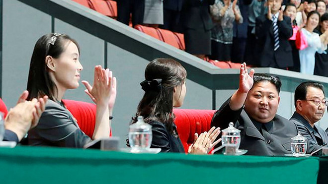 Vị trí của bà Kim Yo-jong (bìa trái) sát chỗ ngồi của vợ chồng Chủ tịch Kim Jong-un /// Chụp từ KRT