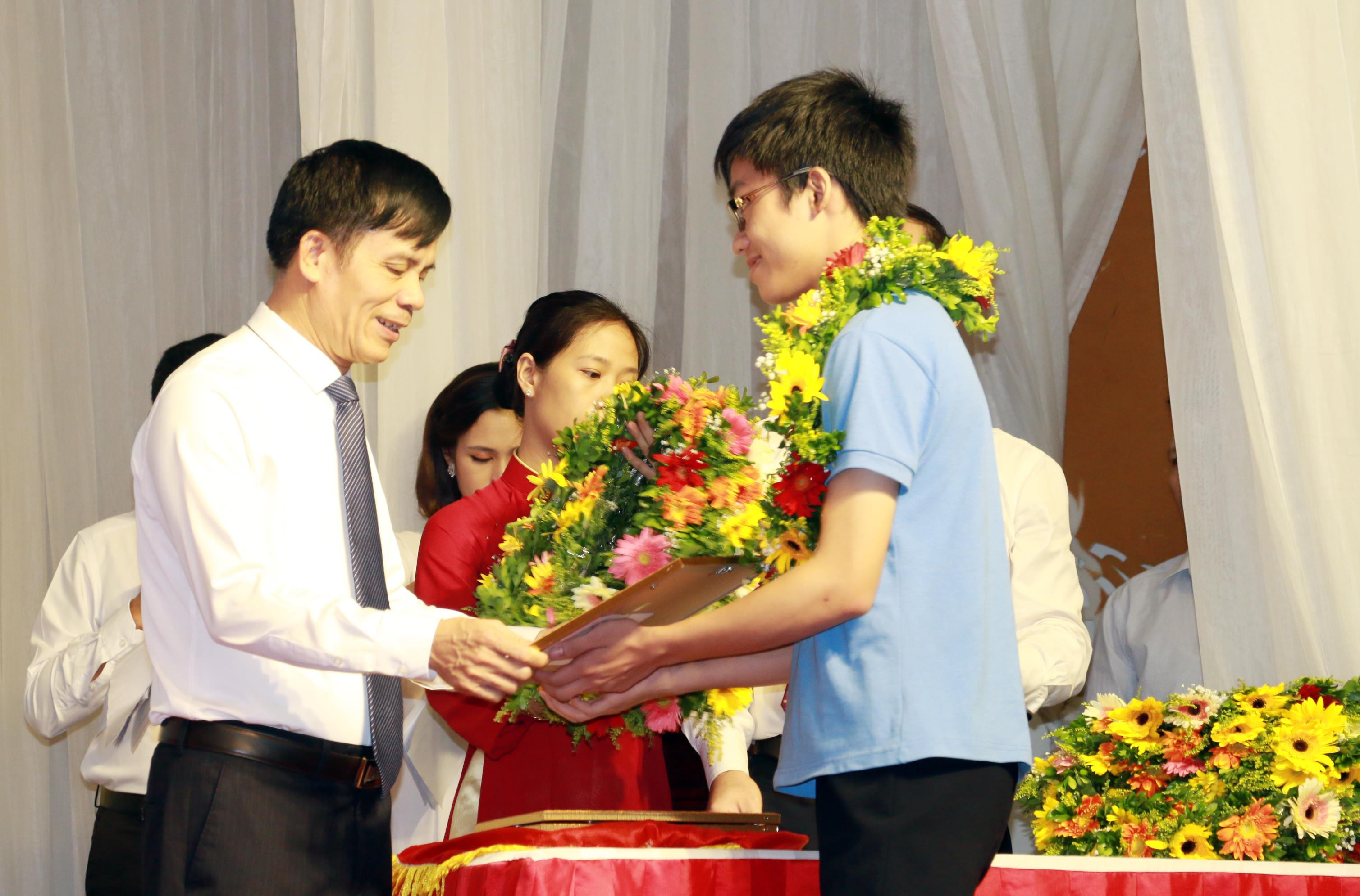Đồng chí Trần Ngọc Tú - Chủ tịch UBND thành phố khen thưởng cho các học sinh bậc THCS. Ảnh: Mỹ Hà