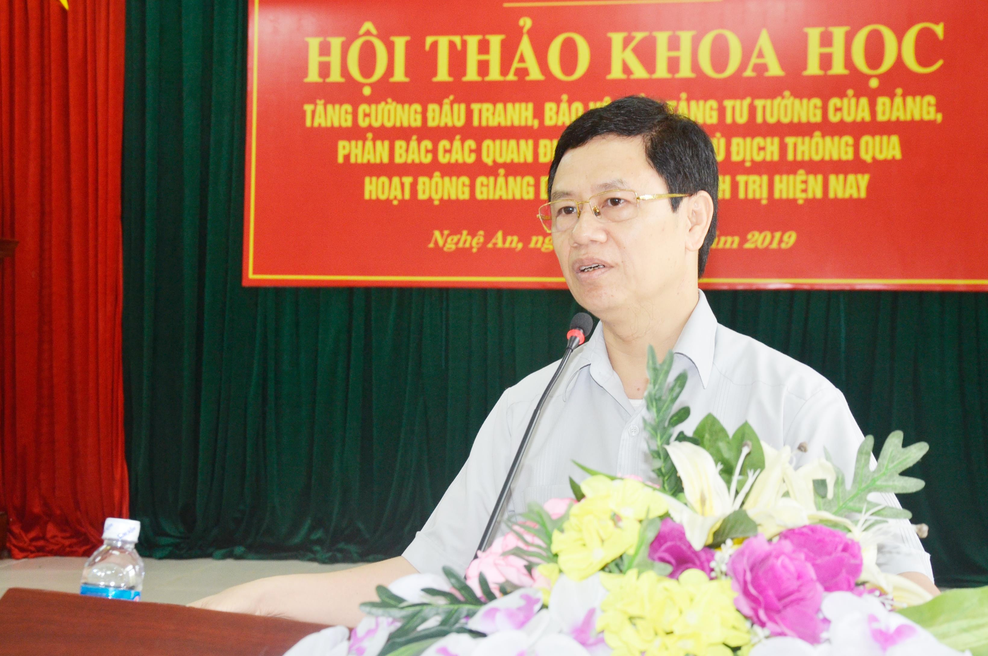 Phó Bí thư Thường trực Tỉnh ủy Nguyễn Xuân Sơn phát biểu tại hội thảo. Ảnh: Thanh Lê