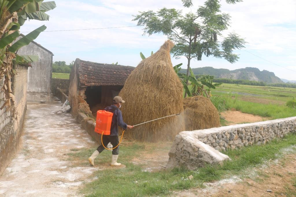 Các hộ chăn nuôi trên địa bàn xã Quỳnh Tân chủ động rắc vôi bốt, phun hóa chất phòng trừ dịch bệnh. Ảnh: Thanh Toàn