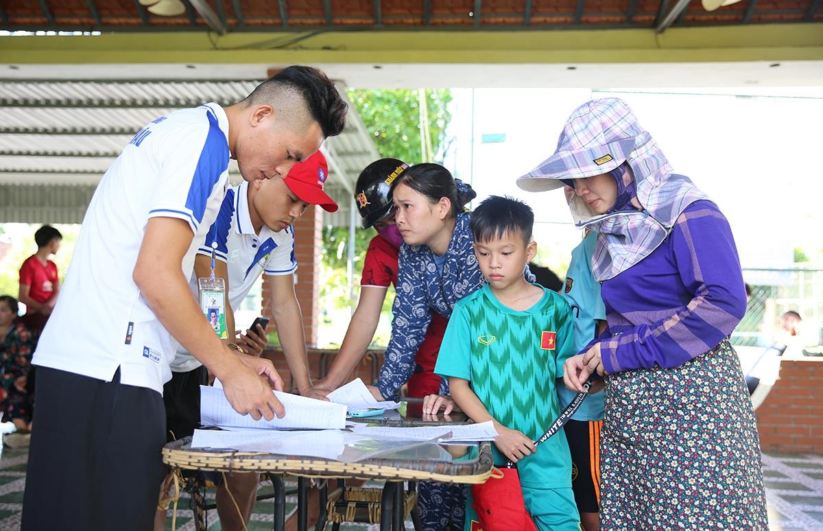 Trung tâm bóng đá cộng đồng Diễn Châu là đơn vị tiên phong trong công tác tổ chức sân chơi trong dịp hè cho các em nhỏ tại Diễn Châu. Chính thức khai trương vào ngày 1/6, Trung tâm thu hút rất đông các em nhỏ đến đăng ký theo học. Ảnh: Đức Anh