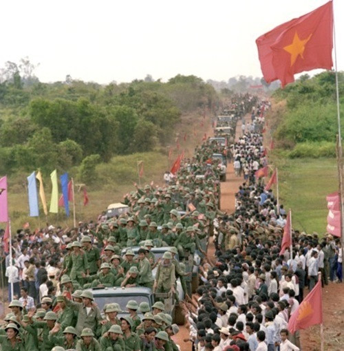 Người dân Campuchia đứng bên đường để bắt tay cảm ơn bộ đội Việt Nam khi đoàn quân khởi hành về nước.