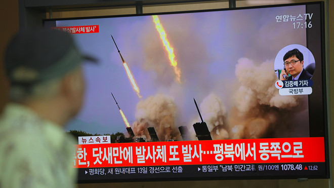 Người dân Hàn Quốc theo dõi tin tức vụ phóng tên lửa của Triều Tiên hồi tháng 5 /// AFP