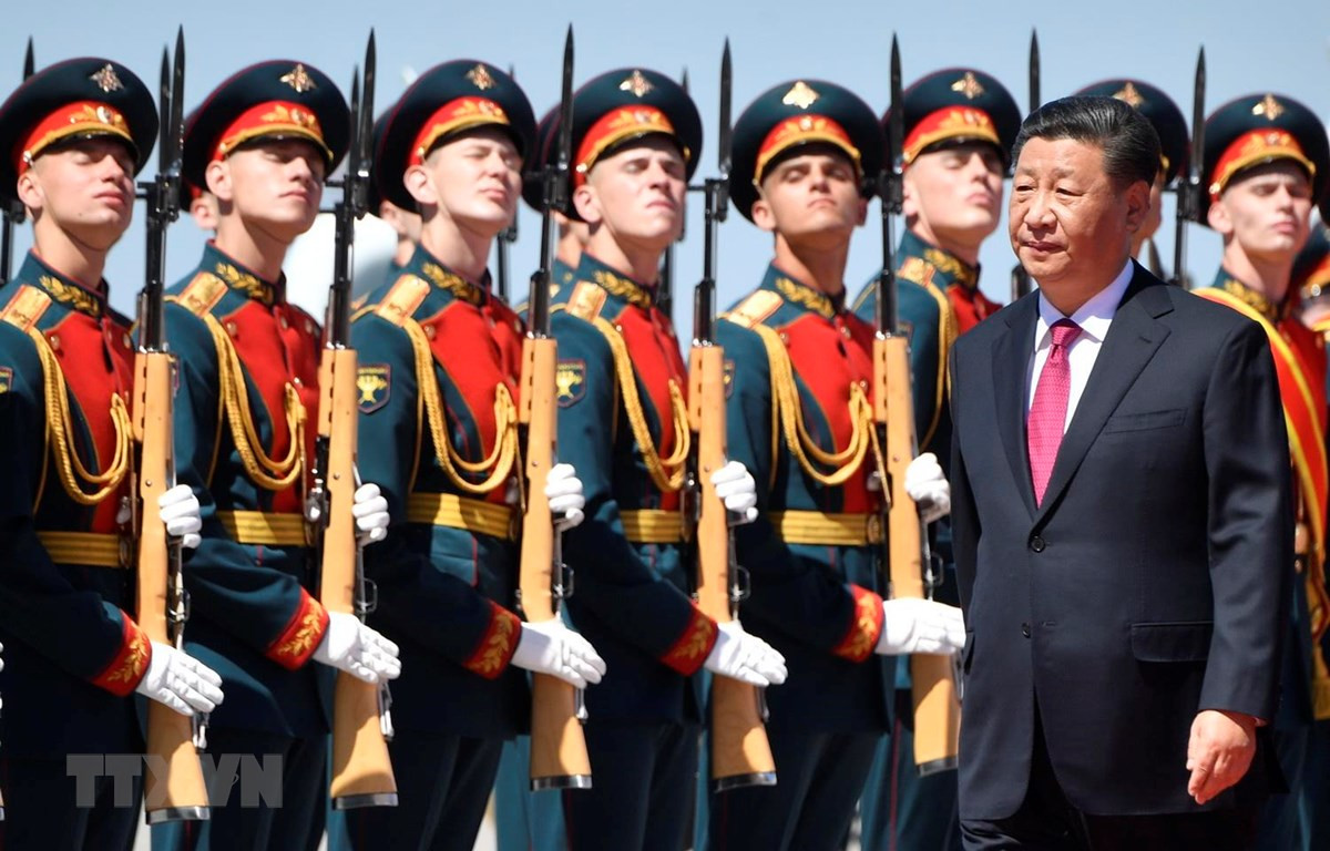 Chủ tịch Trung Quốc Tập Cận Bình duyệt đội danh dự tại lễ đón ở Moskva của Nga, ngày 5/6. (Ảnh: AFP/TTXVN)