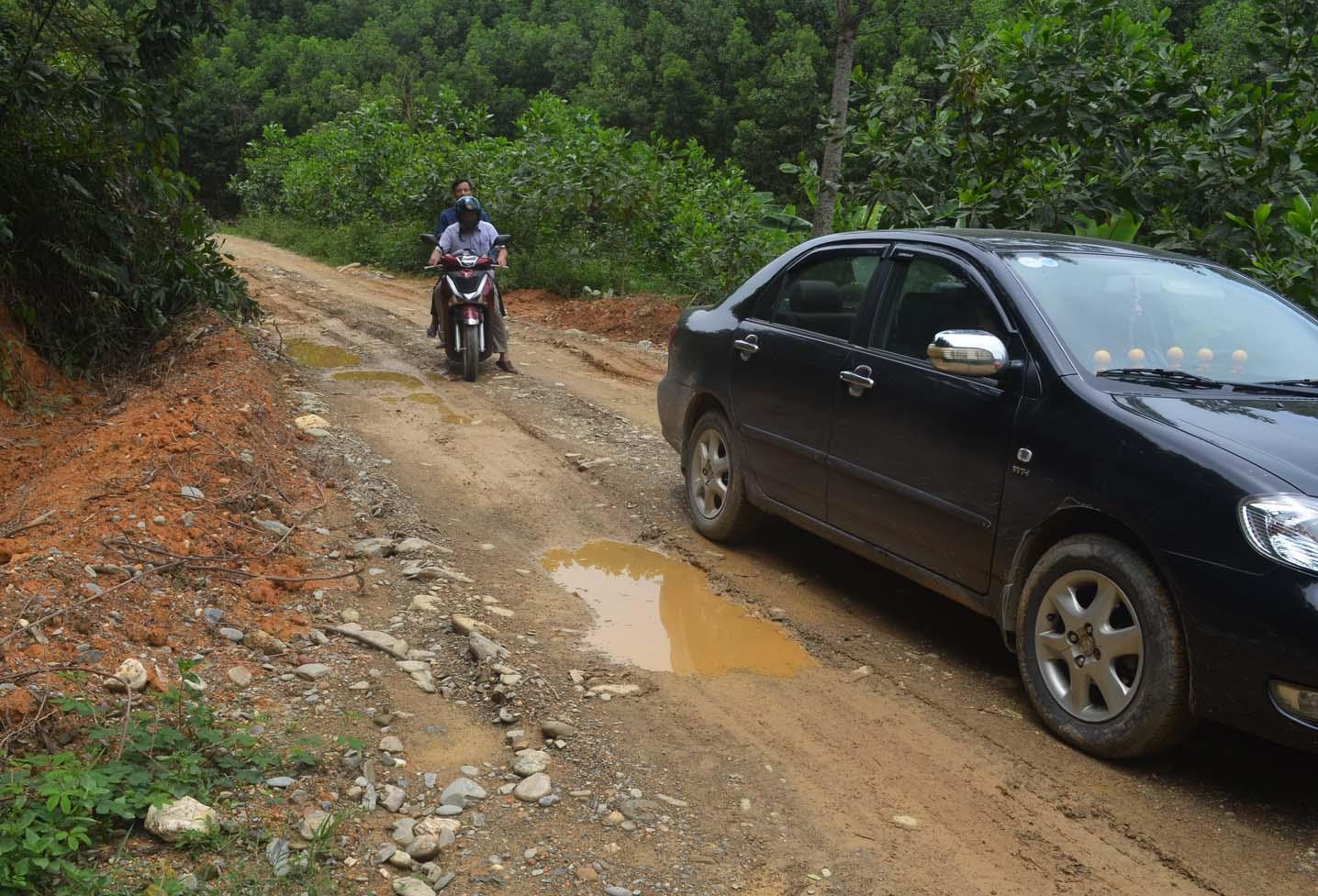 Vì tình trạng xe trọng tải lớn vận chuyển quặng thạch anh nên đường giao thông xã Thanh Sơn bị xuống cấp trầm trọng. Ảnh: NPV