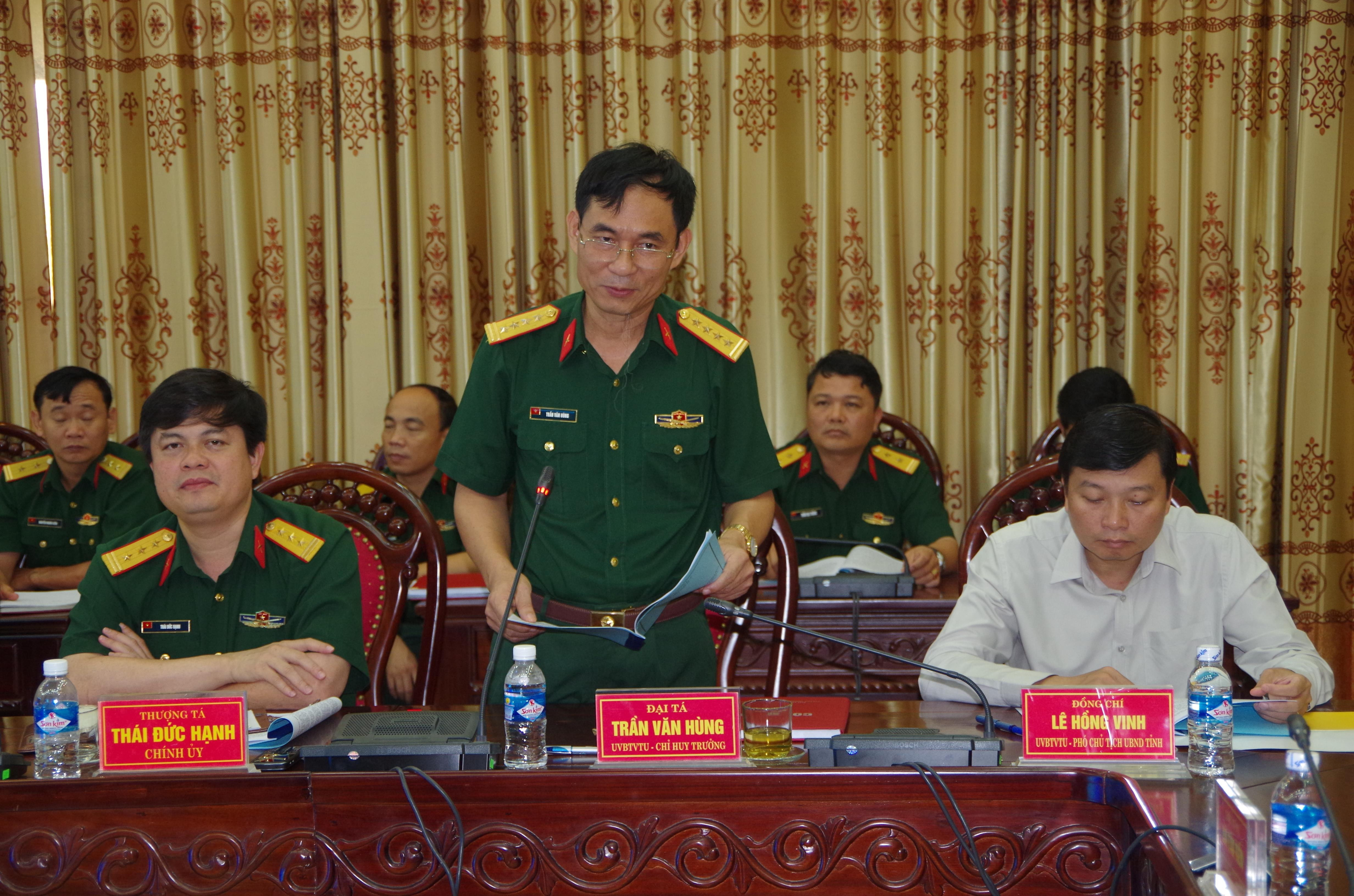 Đại tá Trần Văn Hùng, Ủy viên Ban thường vụ tỉnh ủy, Chỉ huy trưởng Bộ CHQS tỉnh báo cáo tình hình thực hiện nhiệm vụ 6 tháng đầu năm với đoàn kiểm tra