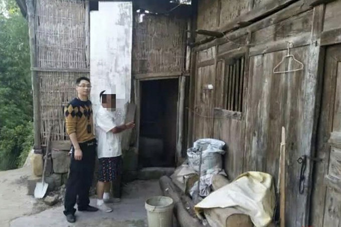 Nghi phạm (áo trắng) khai nhận hành vi trộm cắp gà, vịt với cảnh sát Lân Thủy, Tứ Xuyên, Trung Quốc. Ảnh: Weibo.