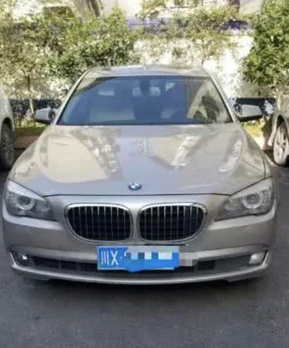 Chiếc BMW của nghi phạm trộm gà vịt ở Lân Thủy, Tứ Xuyên, Trung Quốc. Ảnh: Weibo.