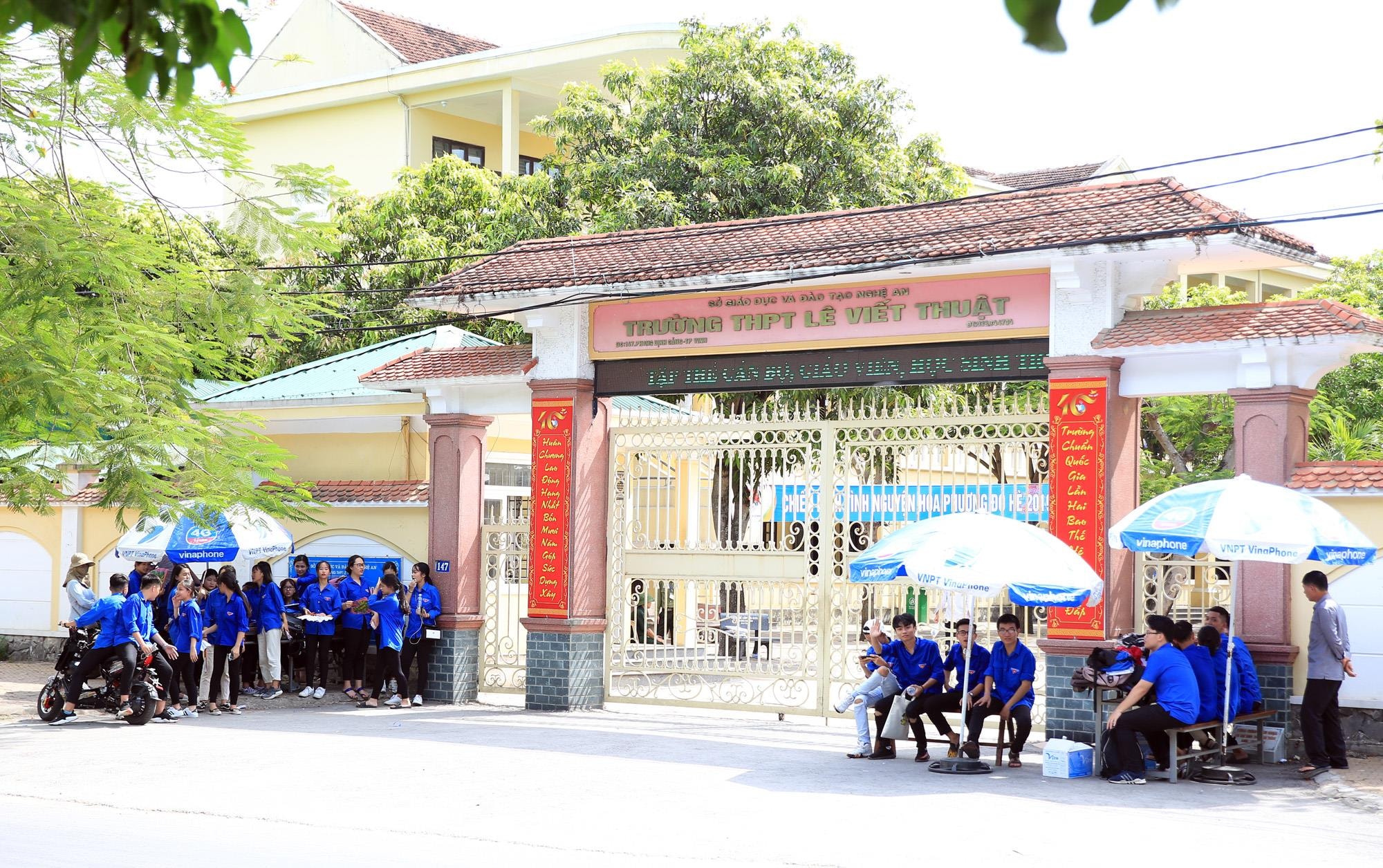 Kỳ thi lớp 10 năm 2019 tại địa bàn TP Vinh có 3 hội đồng thi gồm: Trường THPT Huỳnh Thúc Kháng, trường THPT Lê Viết Thuật và trường THPT Hà Huy Tập. Trong ngày đầu tổ chức thi, thời tiết tại thành Vinh khá khắc nghiệt do nắng nóng, ảnh hưởng lớn đến thí sinh và các bậc phụ huynh. Thời tiết nóng khiến nhiều cổng trường tại các điểm thi vắng bóng các bậc phụ huynh chờ đón con như những năm trước.