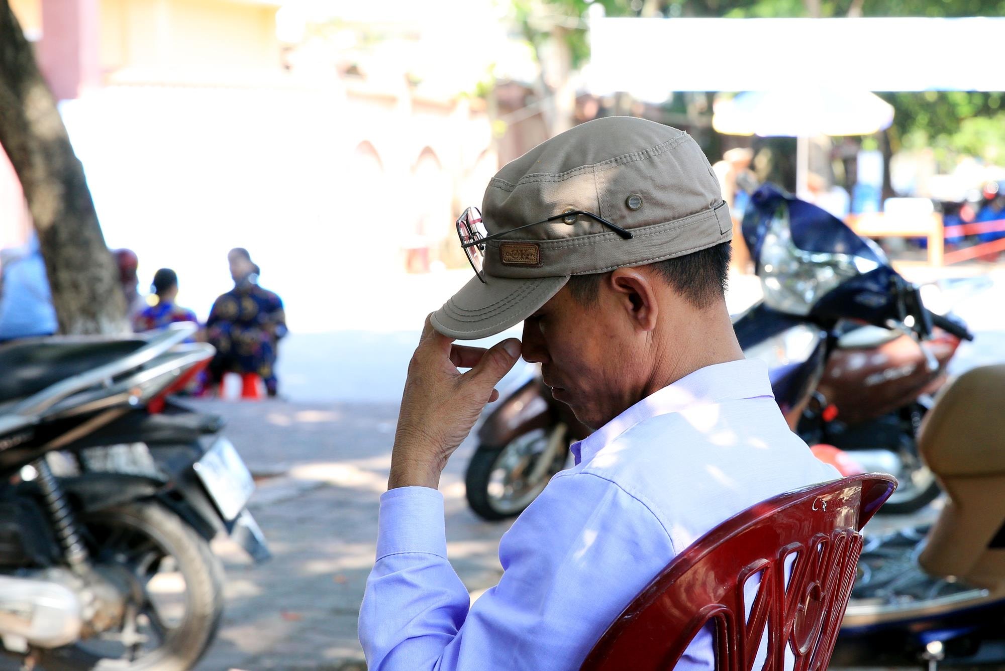 Dù nắng nóng nhưng có nhiều người vẫn nán lại chờ đợi và ngóng chờ con làm bài thi. 