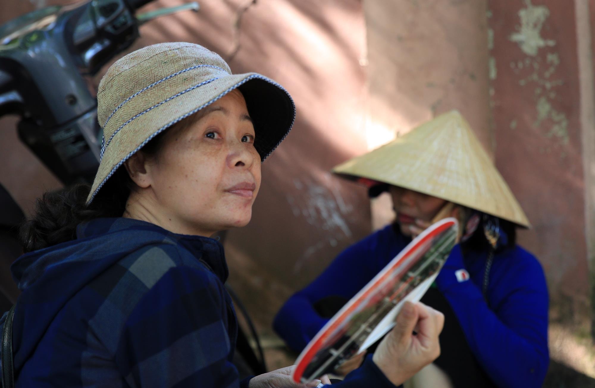 Anh Nguyễn Văn Hóa, phụ huynh học sinh đến từ Nghi Lộc đưa con đi thi tại điểm trường THPT Huỳnh Thúc Kháng cho biết, do đường xa nên anh không thể tranh thủ về như các phụ huynh khác ở địa bàn thành phố. Việc ở lại chờ trong thời tiết nắng nóng khiến anh khá mệt mỏi. 