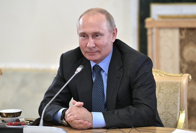 Tổng thống Vladimir Putin trả lời báo giới bên lề diễn đàn kinh tế Saint Petersburg /// AFP