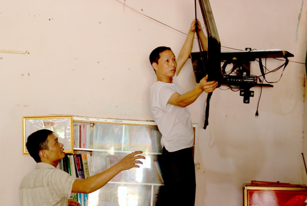 Người dân khu B Quang Trung tháo dỡ tài sản. Ảnh: Quang An