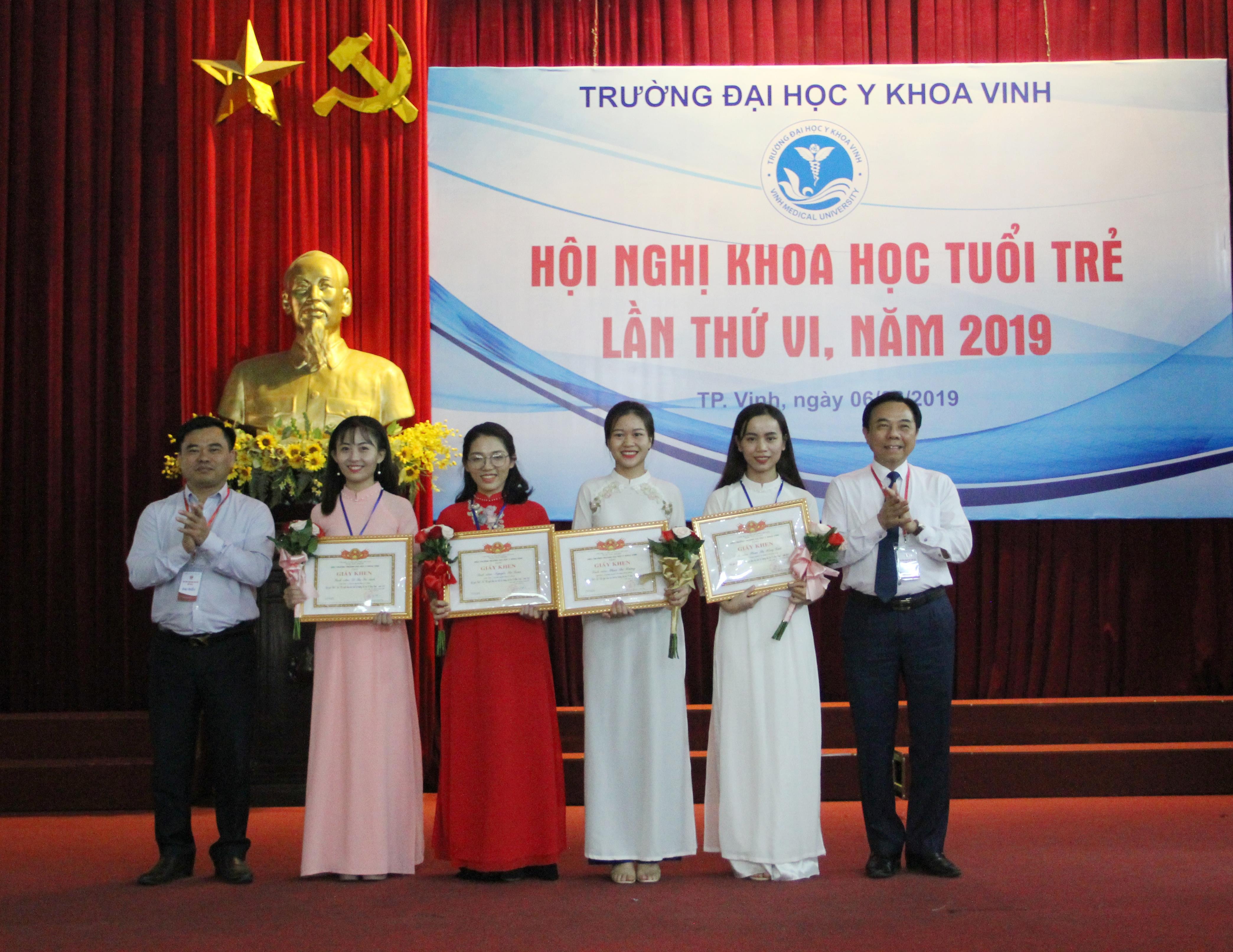Trao thưởng cho các  đề tài đạt kết quả cao. Ảnh: Lương Mai