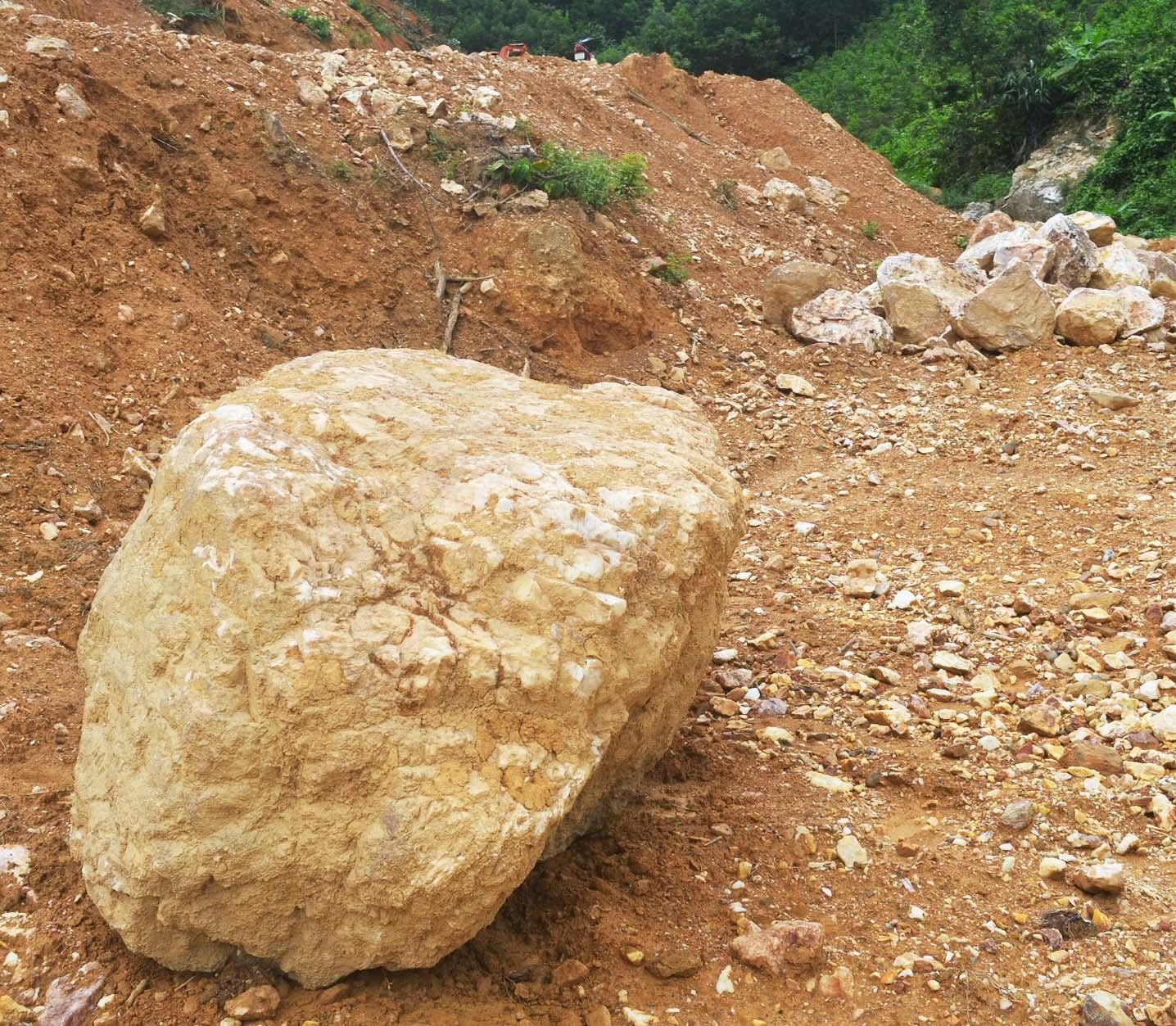Đây là một khối quặng thạch anh đã được 