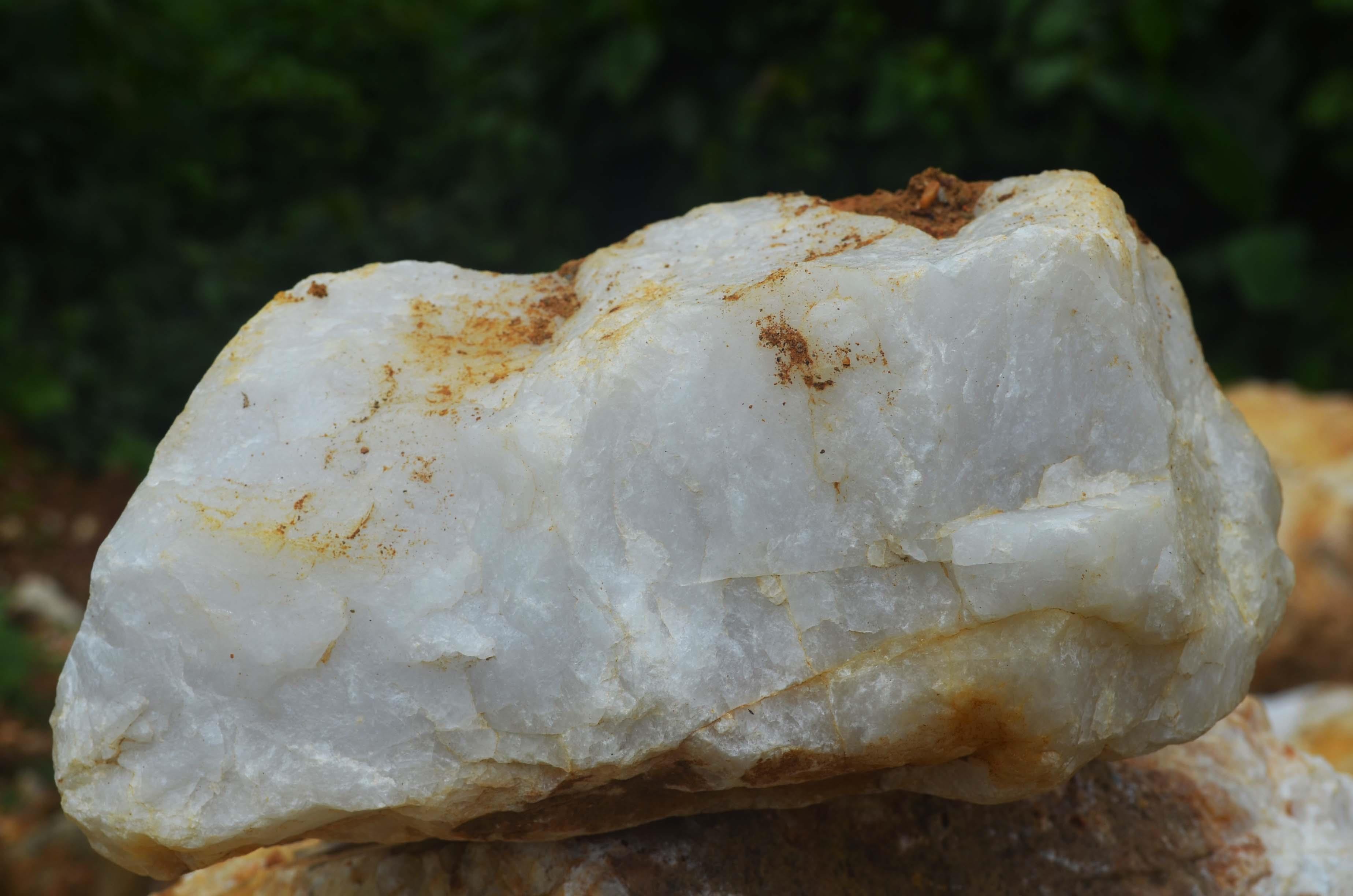 Loại quặng thạch anh chủ yếu ở khu Bảy nhà, bản Nhạn Cán, xã Thanh Sơn, Thanh Chương. Ảnh: NPV