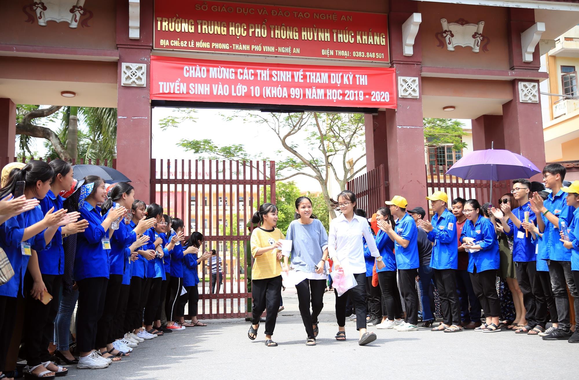Các thí sinh tại Hội đồng thi Trường THPT Huỳnh Thúc Kháng hoàn thanh môn thi đầu tiên. Ảnh: Hồ Phương