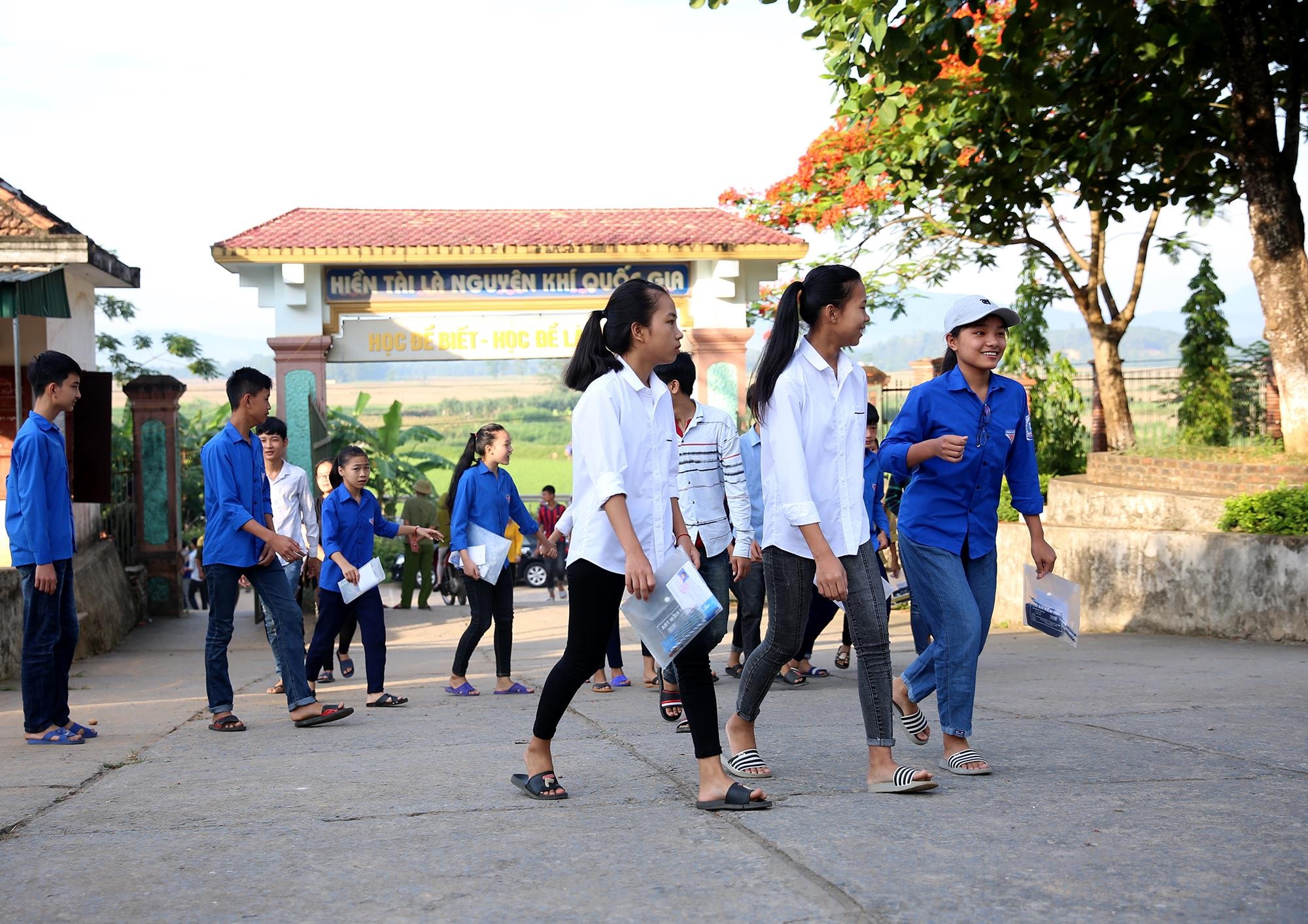 6 giờ sáng, các thí sinh tham gia kỳ thi đã có mặt đầy đủ tại Hội đồng thi Trường THPT Nguyễn Sỹ Sách. Ảnh: Đức Anh