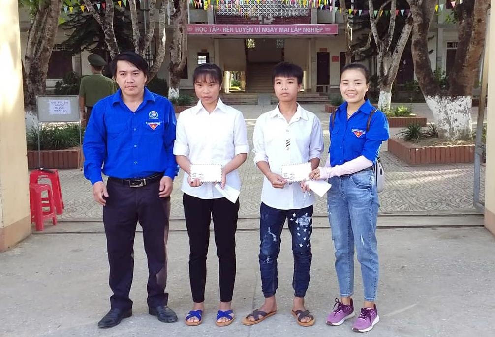 Tặng quà cho thí sinh ở xa về tham gia kỳ thi tuyển sinh lớp 10. Ảnh: CTV