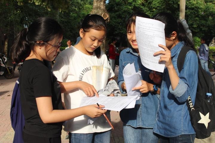 Nhiều thí sinh ở điểm thi Trường THPT Quỳ Hợp I đánh giá với đề thi tổ hợp khó có thể đạt điểm 8-9. Ảnh: Phan Giang