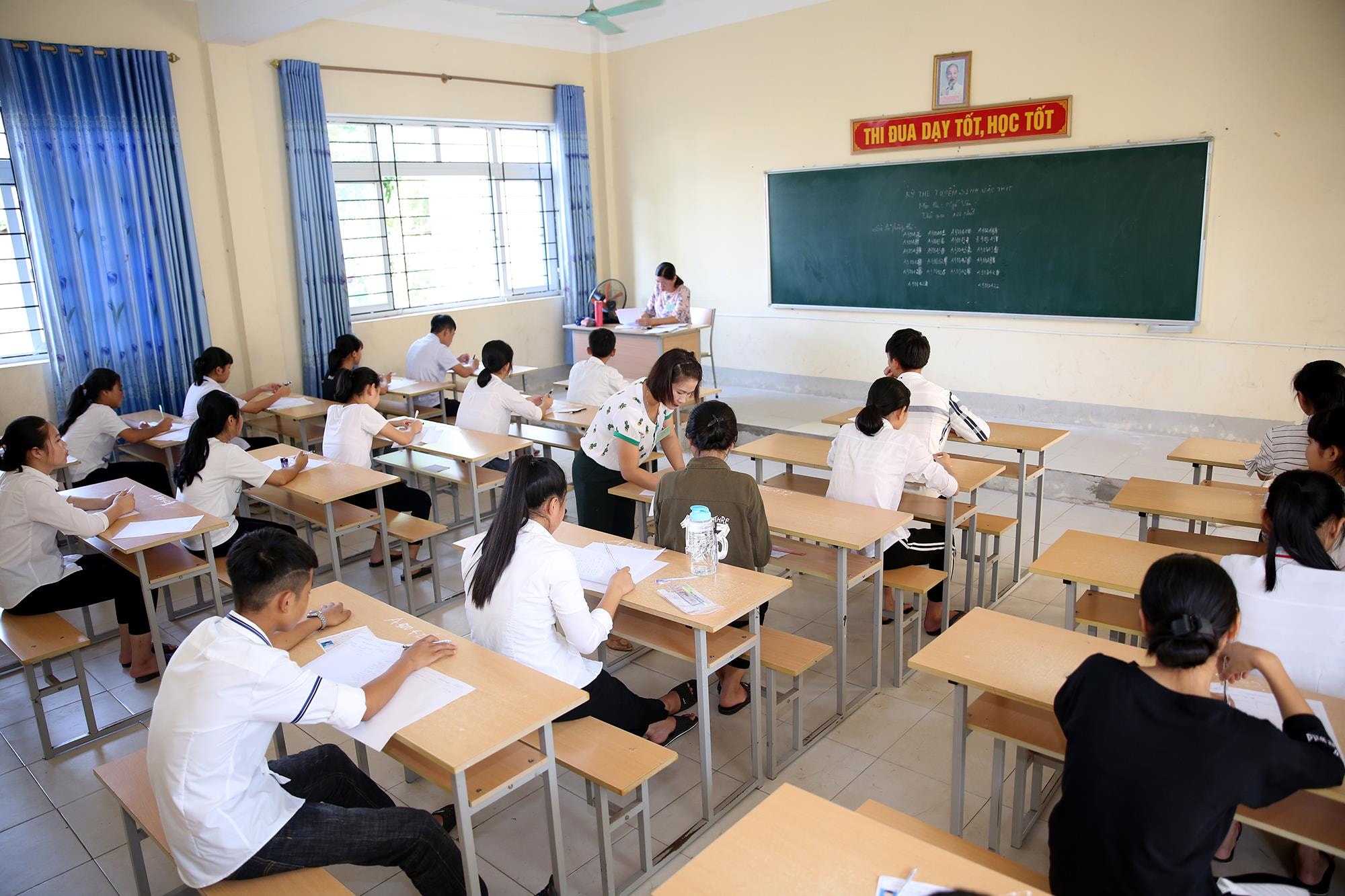 Các thí sinh tại Hội đồng thi Trường THPT Kim Liên làm bài thi. Ảnh: Đức Anh