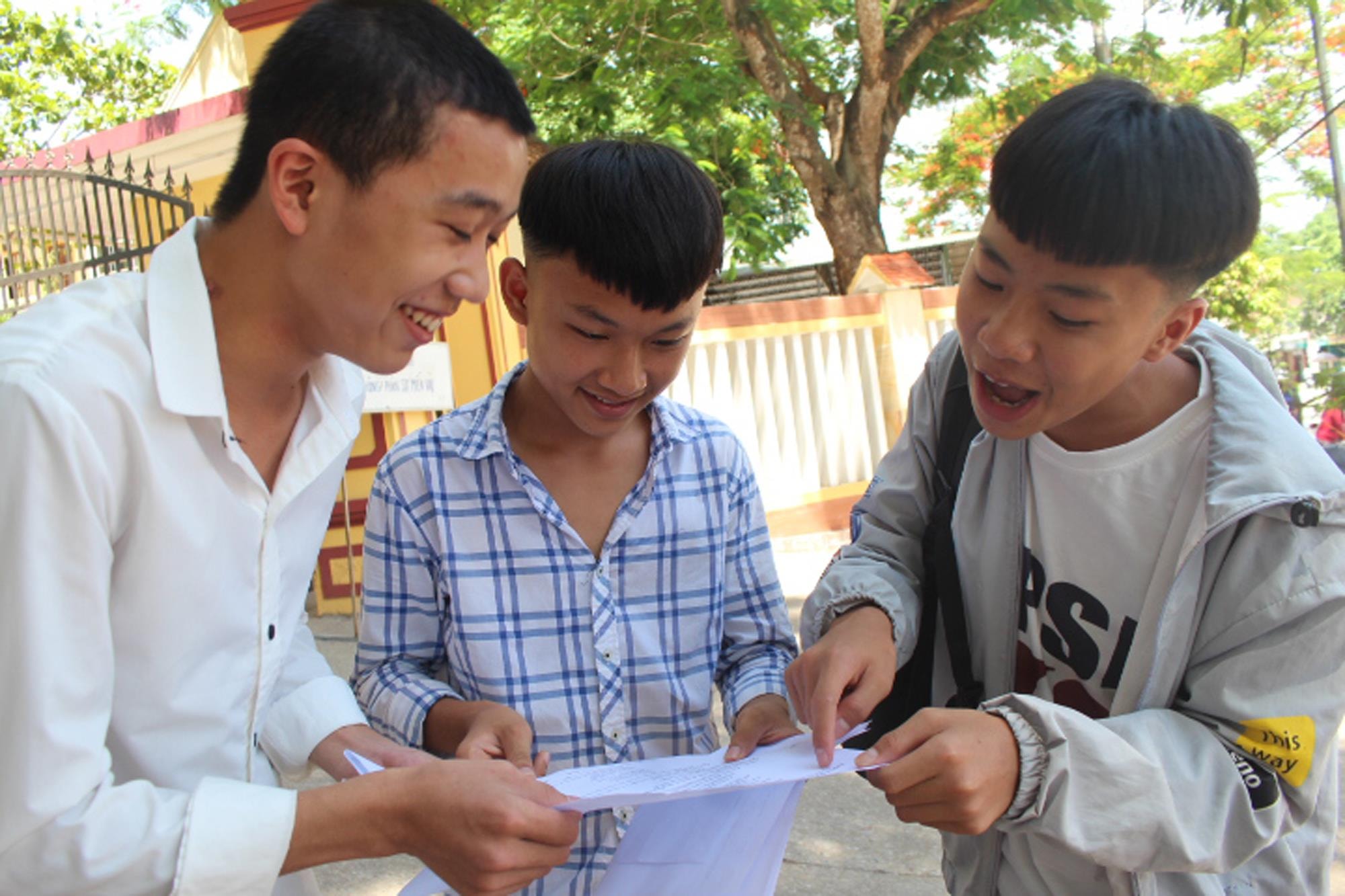 Thí sinh Đào Văn Phước học THCS Tam Hợp (áo trắng) tự tin khoe bạn mình sẽ đạt điểm 8. Ảnh: Phan Giang