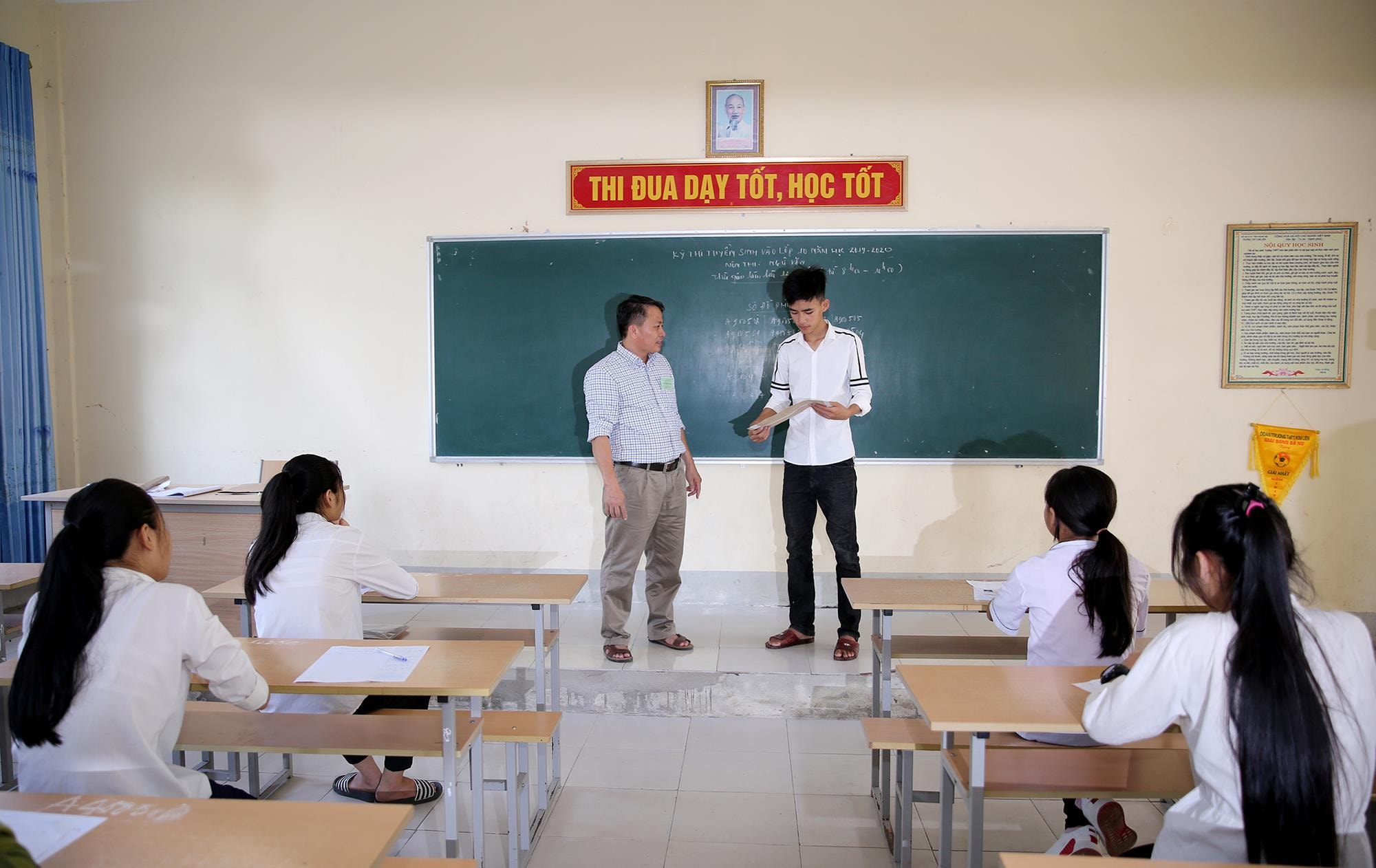 Thí sinh tại Hội đồng thi Trường THPT Kim Liên xác nhận niêm phong túi đựng đề thi. Ảnh Đức Anh