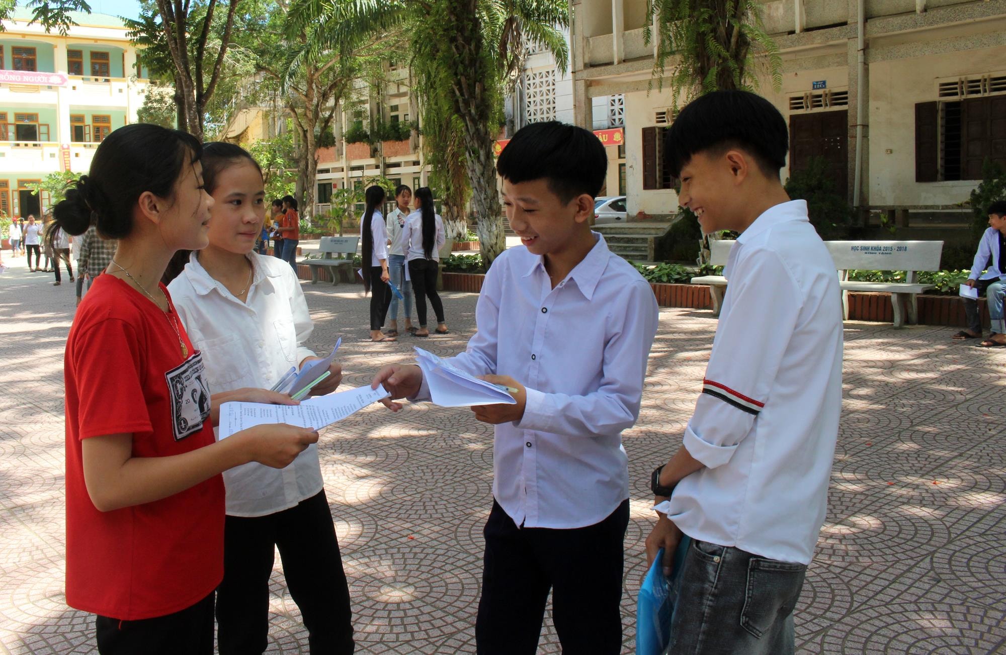 Các thí sinh Quỳ Châu khá thoải mái sau khi hoàn thành môn thi đầu tiên. Ảnh: Lương Nga