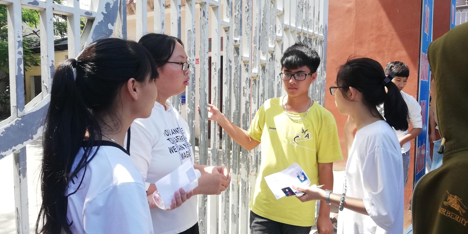 Các Thí sinh dự thi tại Hội đồng thi Trường THPT Hà Huy Tập hoàn thành bài thi môn tổ hợp ở lại bàn luận so sánh kết quả. Ảnh: Hồ Phương