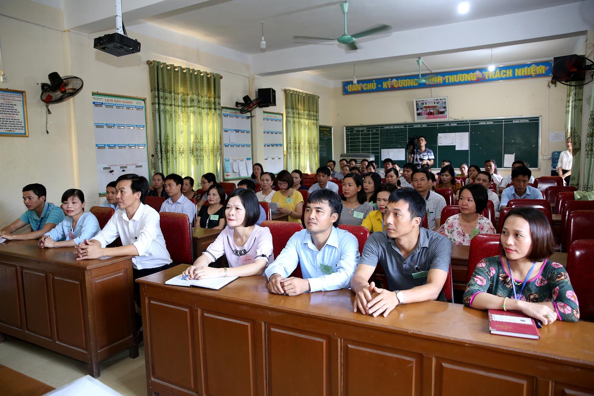 Họp hội đồng coi thi trước khi bước vào môn thi đầu tiên. Ảnh: Đức Anh