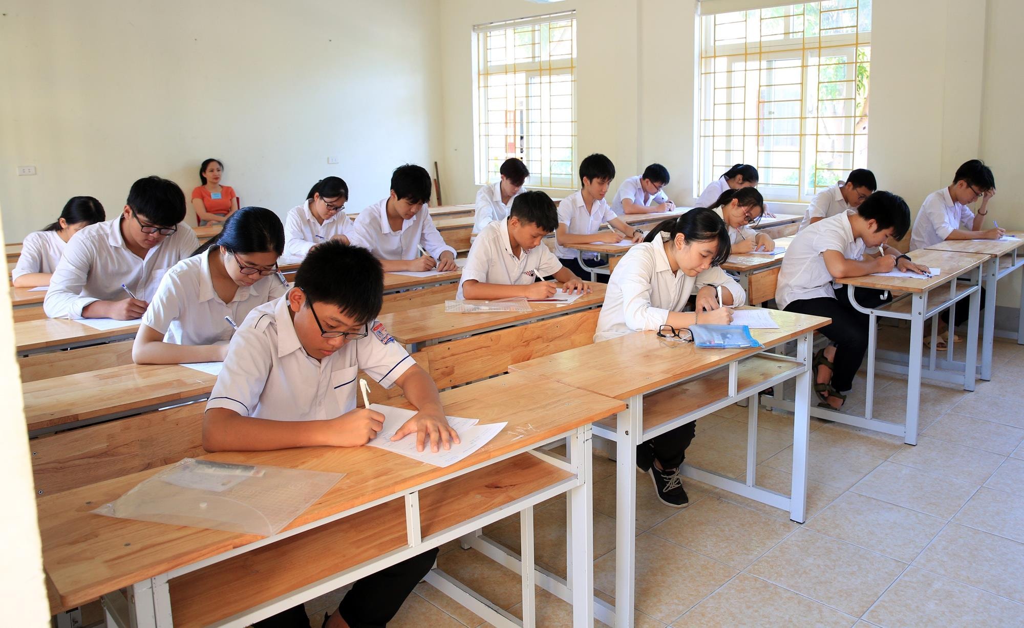 Các thí sinh làm bài thi tại điểm thi trường THPT Hà Huy Tập. Ảnh: Hồ Phương