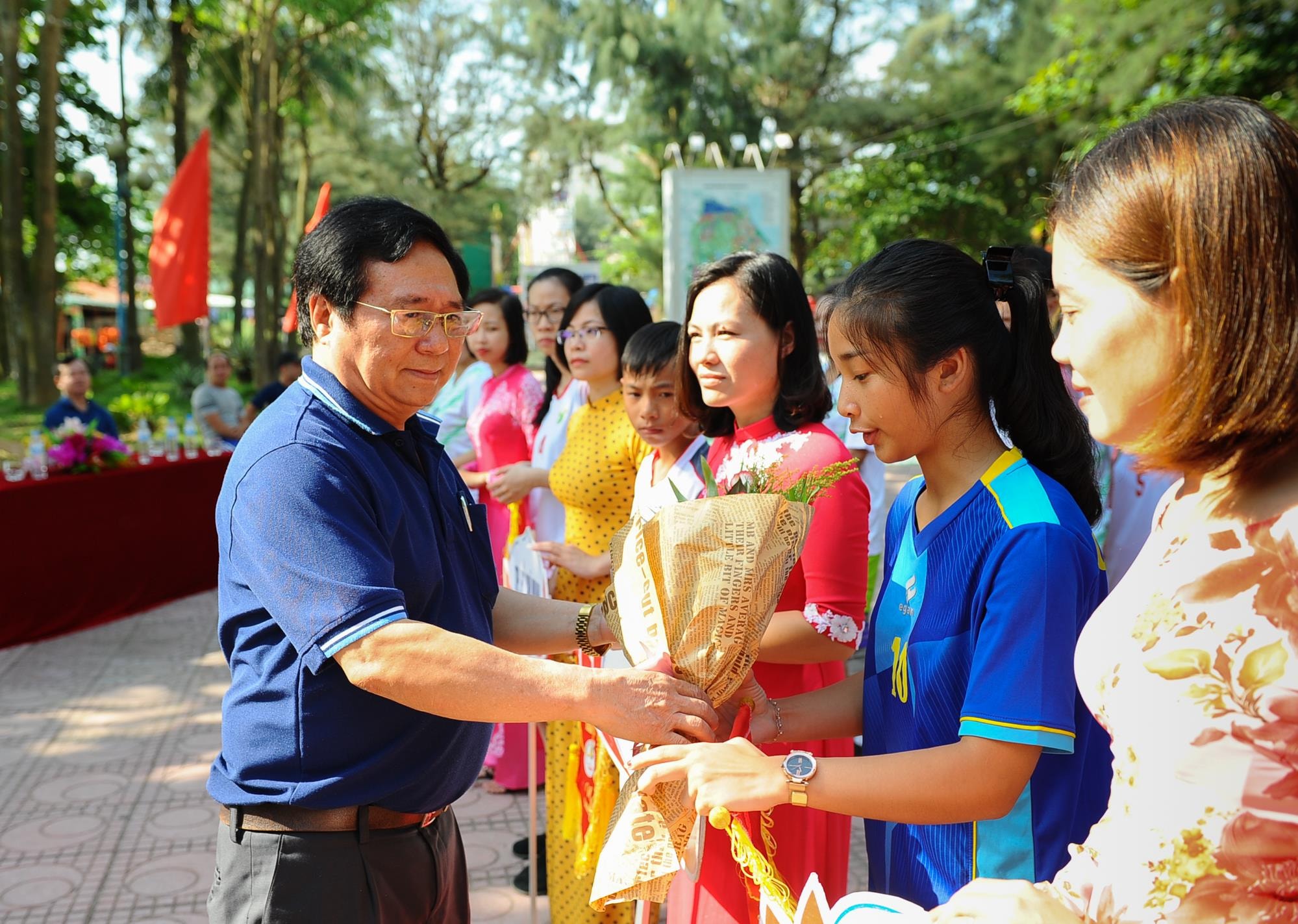 Đại diện Ban tổ chức tặng cờ và hoa cho các đội tham gia.
