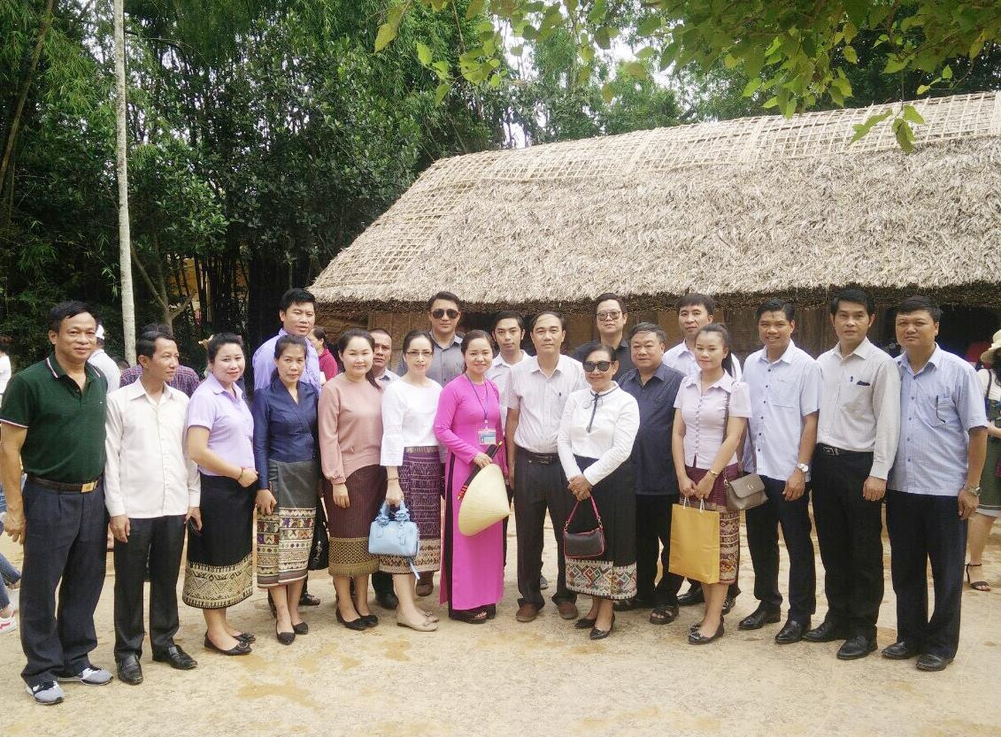 Các học viên Lào tham quan Khu Di tích Quốc gia đặc biệt Kim Liên, Nam Đàn, Nghệ An