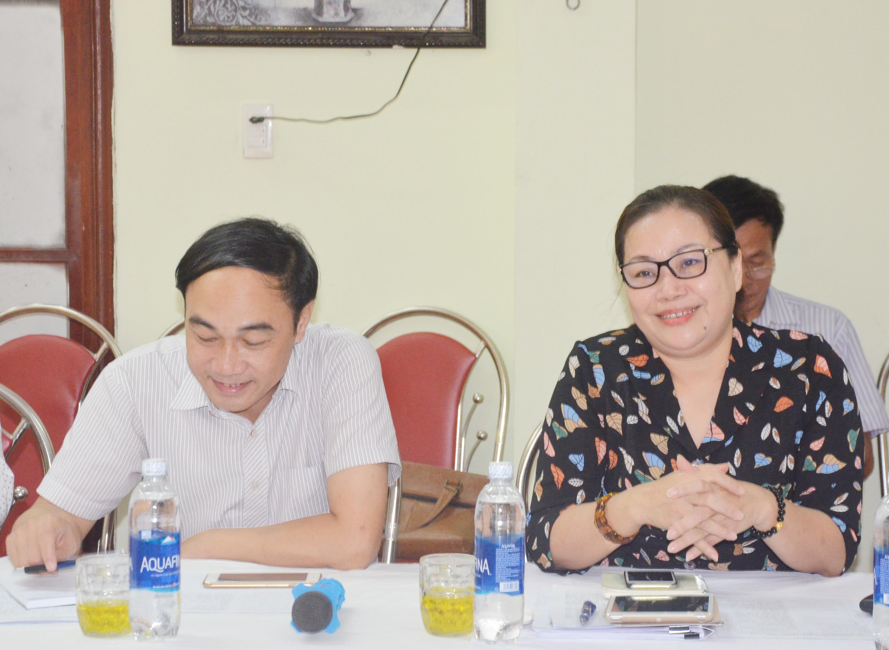 Trưởng Ban Tuyên giáo Tỉnh ủy Nguyễn Thị Thu Hường trao đổi công tác thông tin đối ngoại của tỉnh Nghệ An. Ảnh: Lê Thanh
