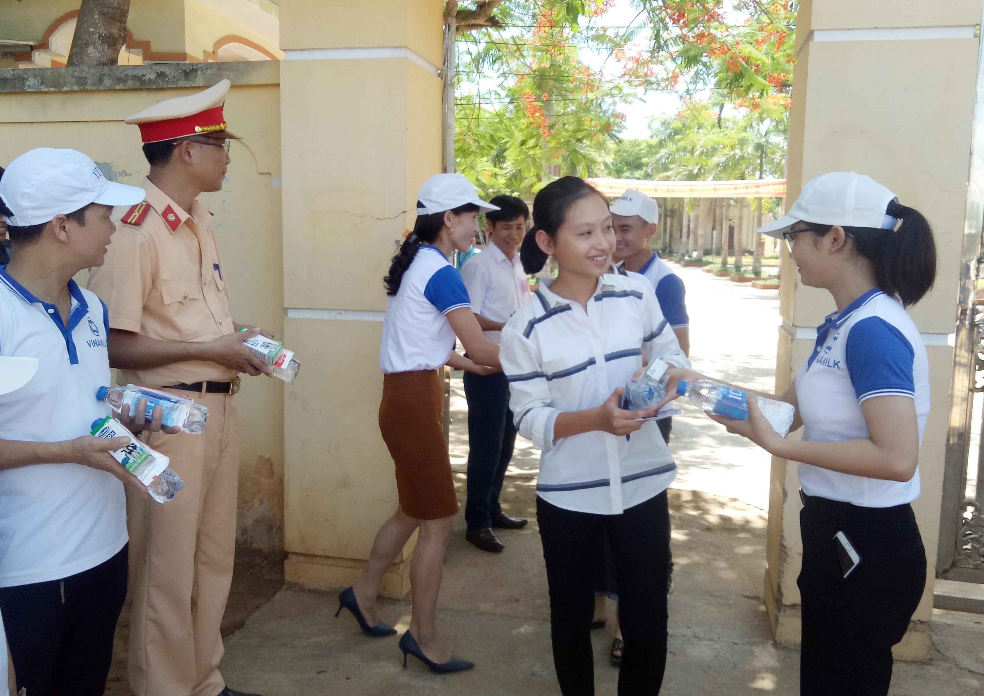 Nước, sữa và khăn lạng được phân phát cho các thi sinh. Anh: Quang Huy.