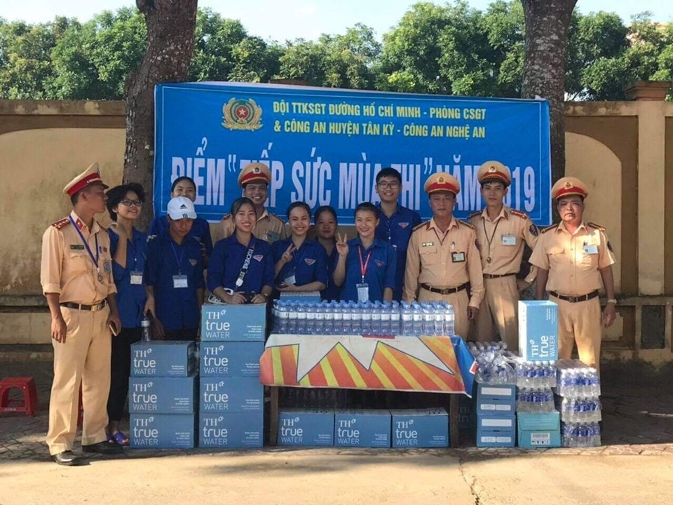 hàng trăm chai nước, khăn lạnh đã được các chiến sỹ Công an huyện Tân Kỳ phối hợp với Đội TTKSGT Đường Hồ Chí Minh - Phòng CSGT phát tận tay từng thi sinh