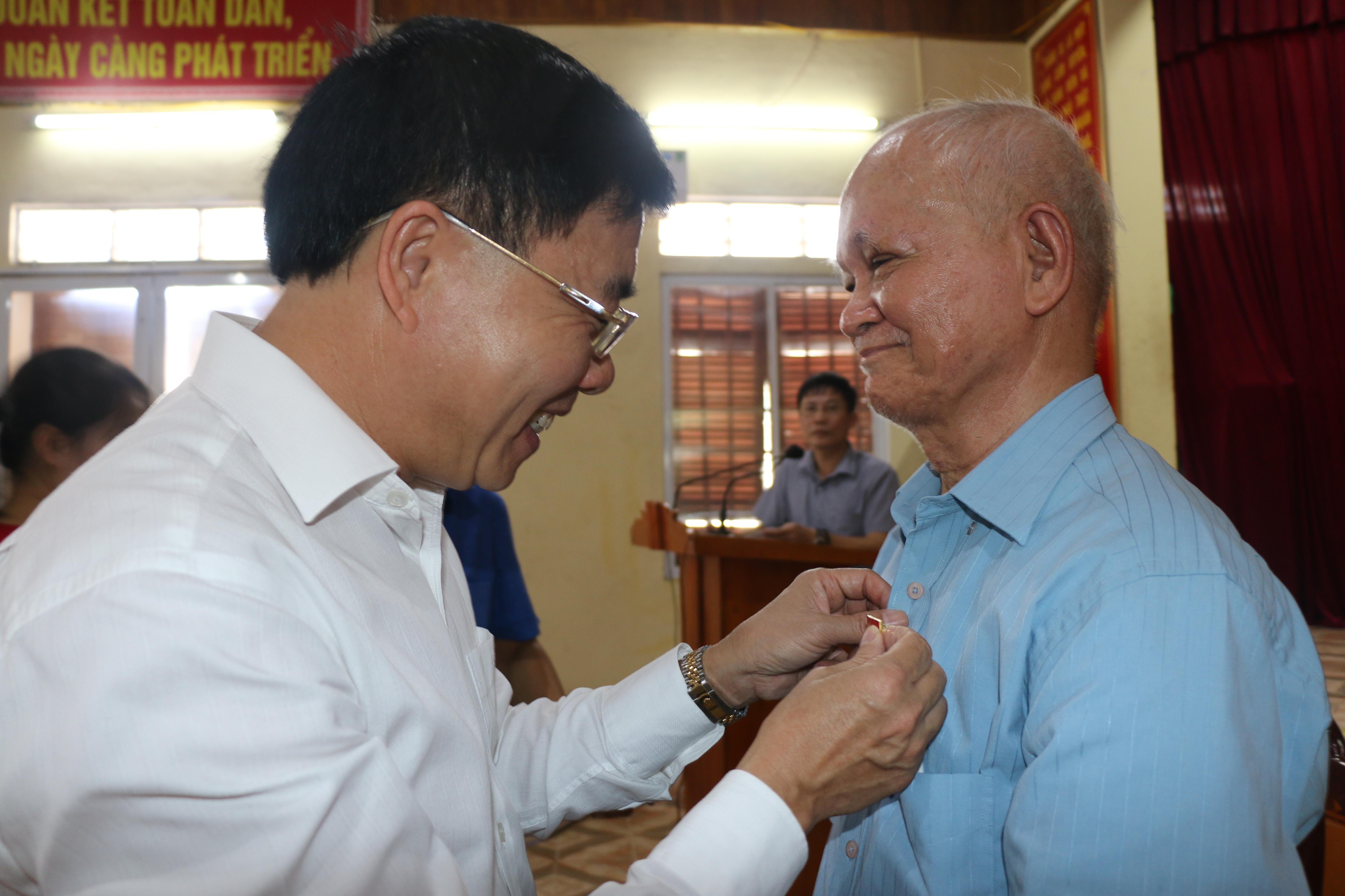 Đồng chí Nguyễn Văn Thông - Phó Bí thư Tỉnh ủy trao huy hiệu Đảng cho các đảng viên. Ảnh: Hữu Hoàn