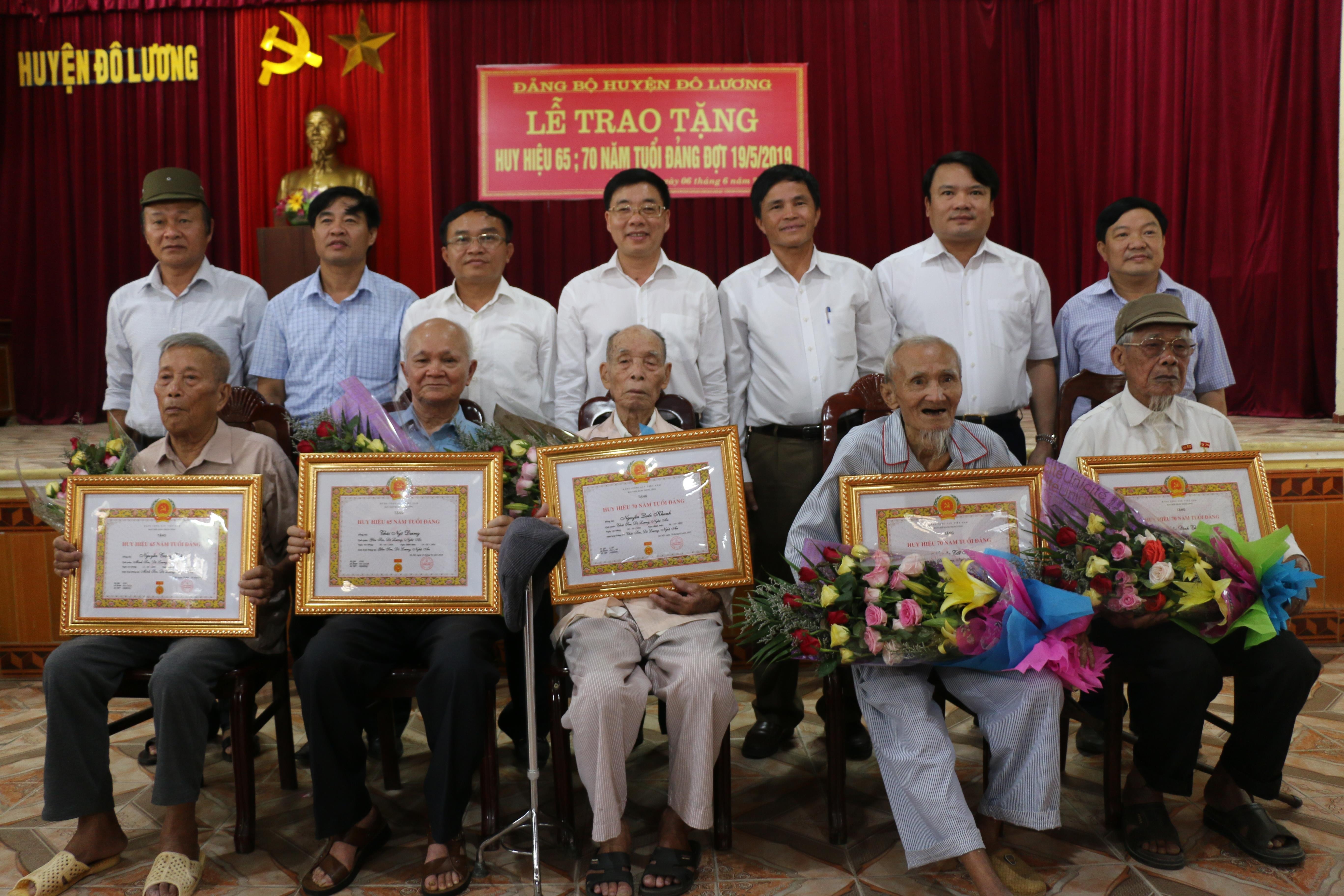 Đồng chí Nguyễn Văn Thông và Ban Thường vụ Huyện ủy Đô Lương tặng hoa chúc mừng các đảng viên. Ảnh: Hữu Hoàn