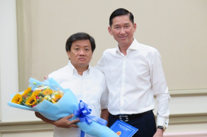 Ông Đoàn Ngọc Hải nhận quyết định điều động (Ảnh: Thanh Niên)