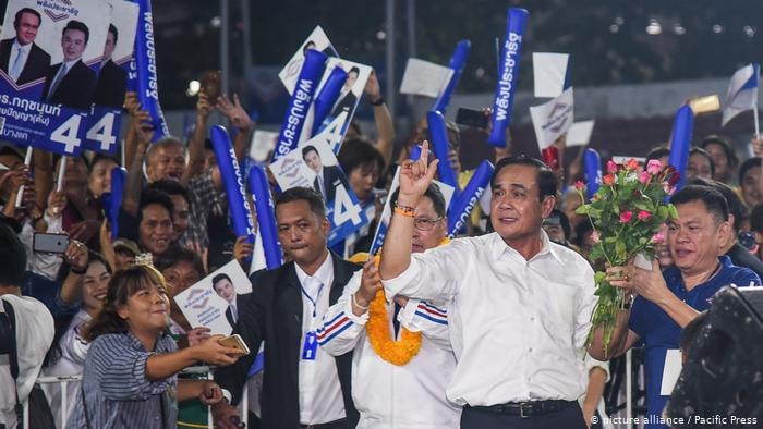 Ông Prayuth Chan-ocha muốn chuyển từ “quân nhân” thành “chính khách”. Ảnh: DW
