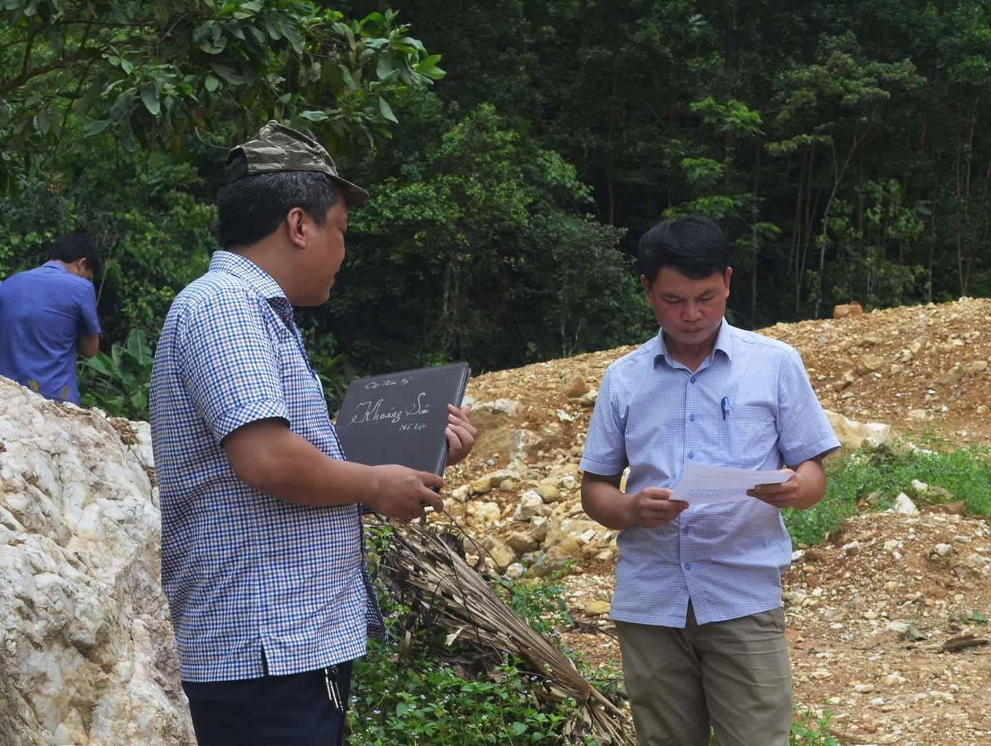 Chủ tịch UBND xã Thanh Sơn Lữ Văn Đương (bên phải) nghiên cứu biên bản trước khi ký. Ảnh: P.V